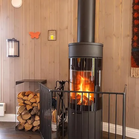 Valdreshytte Med Peis Klassisk Og Lun Stil *